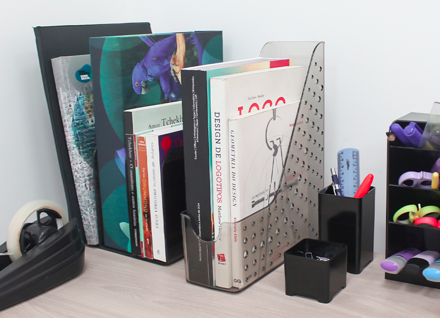 PORTA REVISTAS FUME SELADO